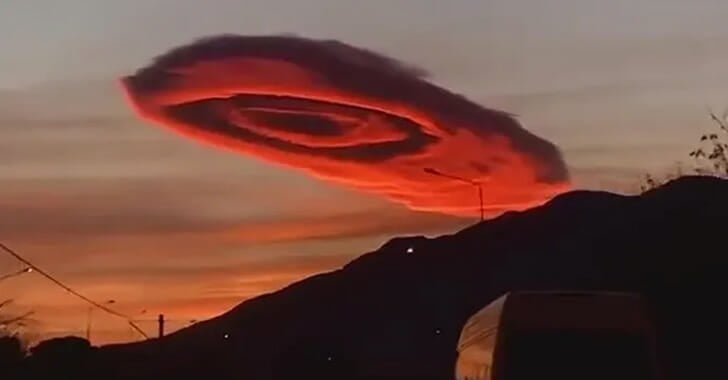 Strange Lenticular clouds